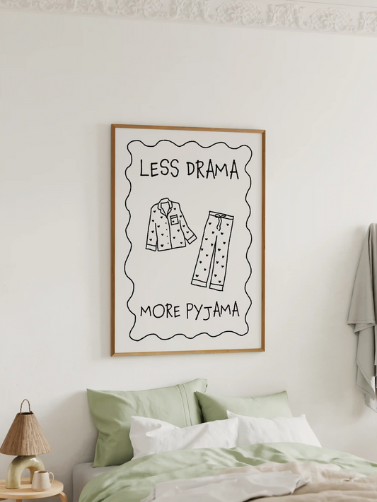Schlafzimmer Poster "Less Drama More Pyjama" in Schwarz-Weiß