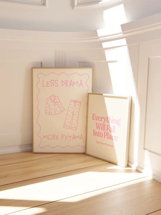 Schlafzimmer Poster "Less Drama More Pyjama" in Rosa