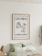 Schlafzimmer Poster "Less Drama More Pyjama" in Schwarz-Weiß