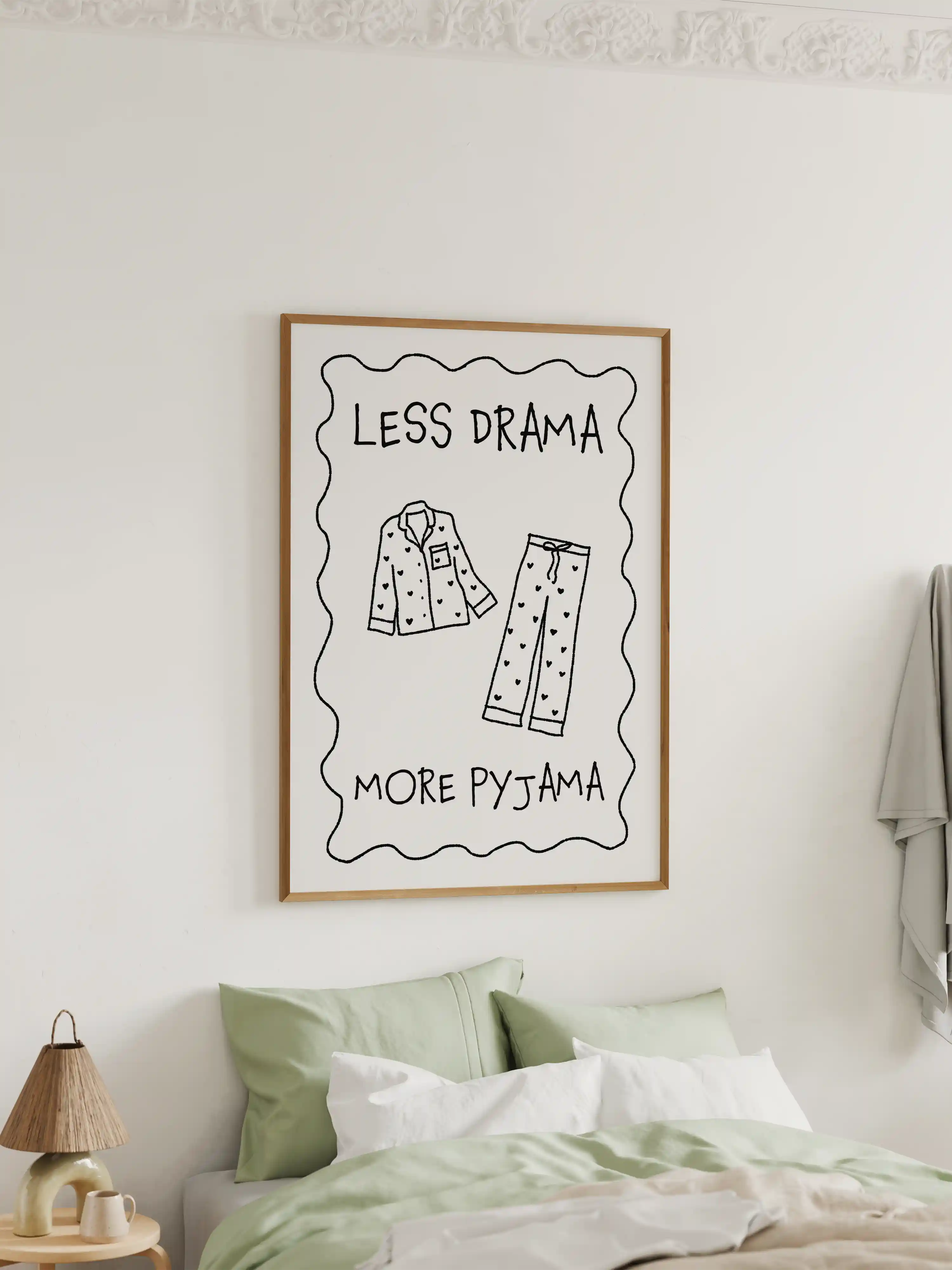 Schlafzimmer Poster "Less Drama More Pyjama" in Schwarz-Weiß