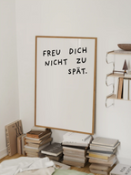"Freu dich nicht zu spät" Poster in schwarz-weiß