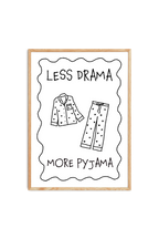 Schlafzimmer Poster "Less Drama More Pyjama" in Schwarz-Weiß