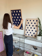 Polka Dot Poster in Marineblau & Buttergelb