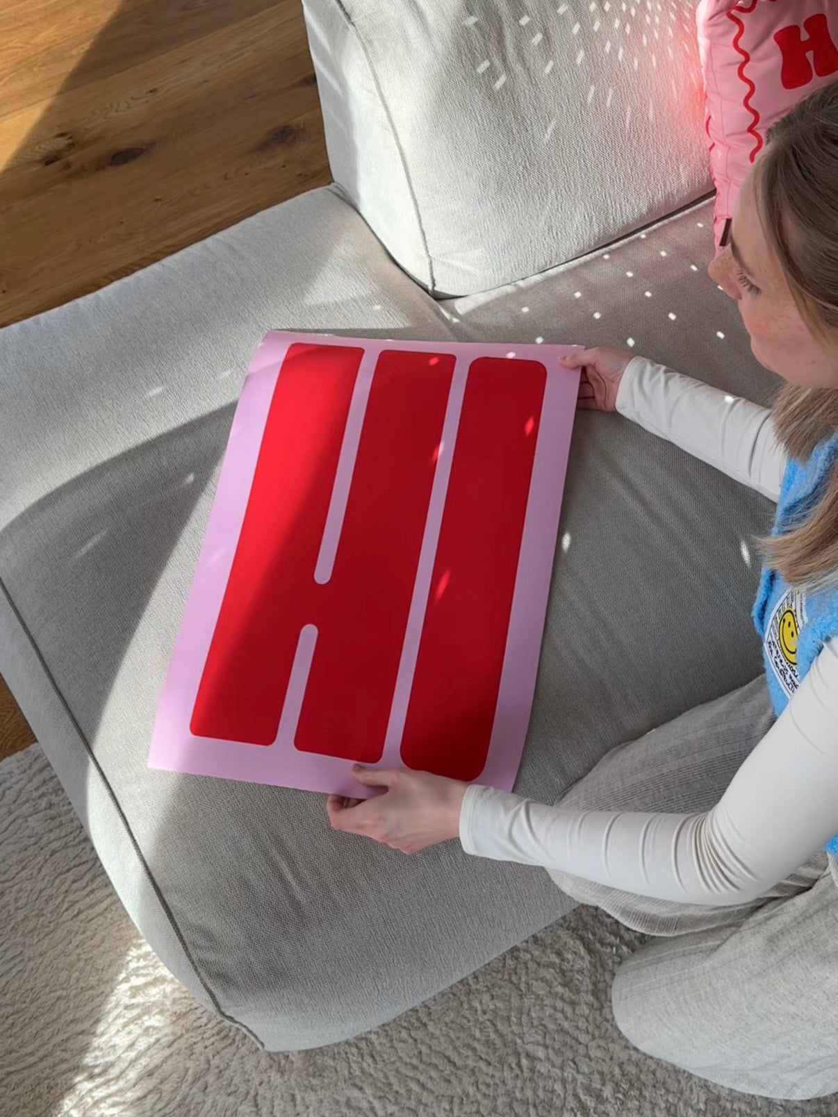 "HI" Typografie Poster – Bold Statement in Rosa & Rot