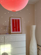 "HI" Typografie Poster – Bold Statement in Rosa & Rot