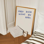 "Freu dich nicht zu spät" Poster in weiß-dunkelblau