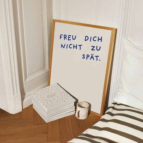 "Freu dich nicht zu spät" Poster in weiß-dunkelblau