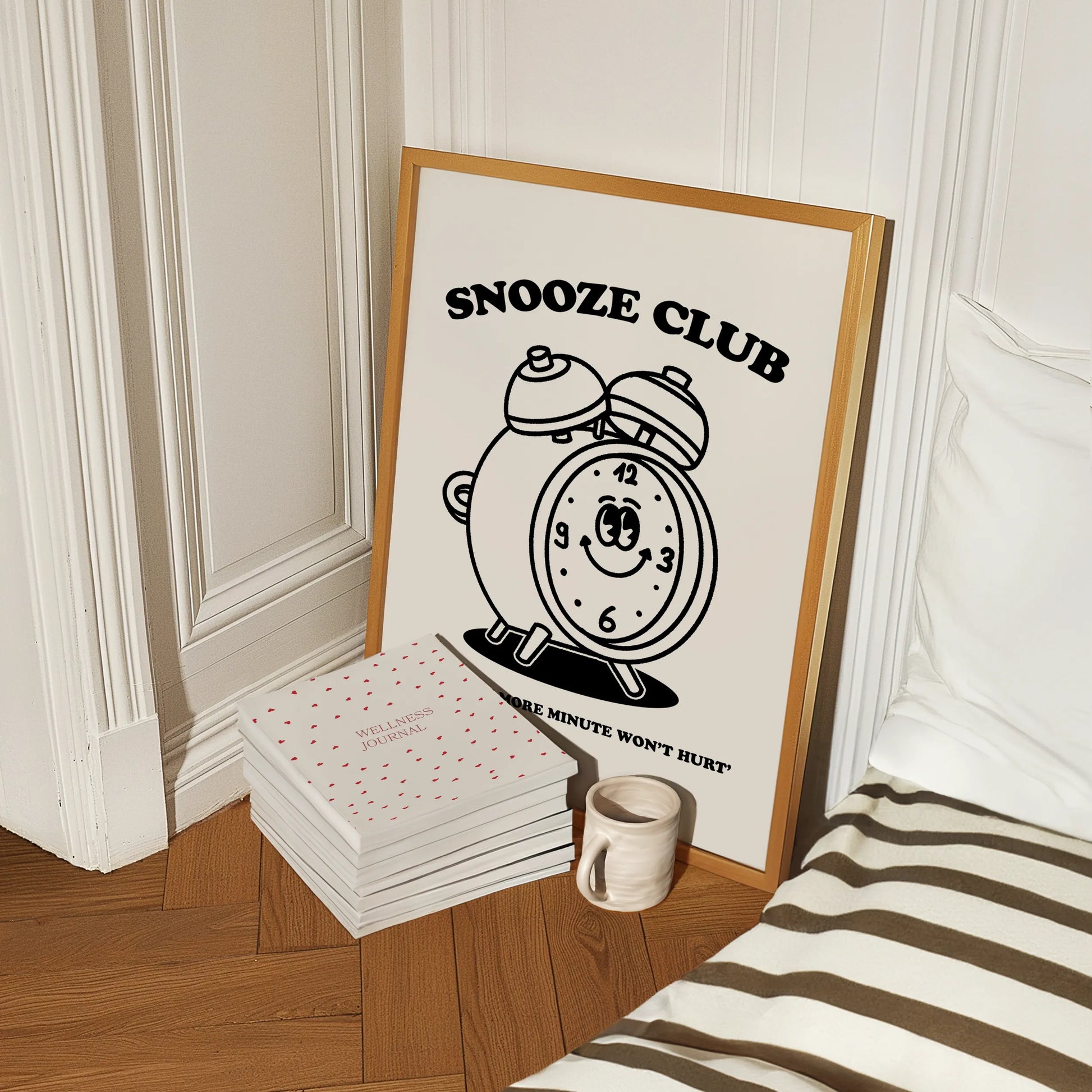 Retro Poster mit der Aufschrift „Snooze Club“, in einer handgezeichneten Illustration. Perfekt für Schlafzimmerdekoration über dem Bett oder auf dem Nachttisch.