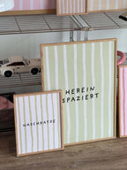 Hereinspaziert Streifenposter in Salbeigrün