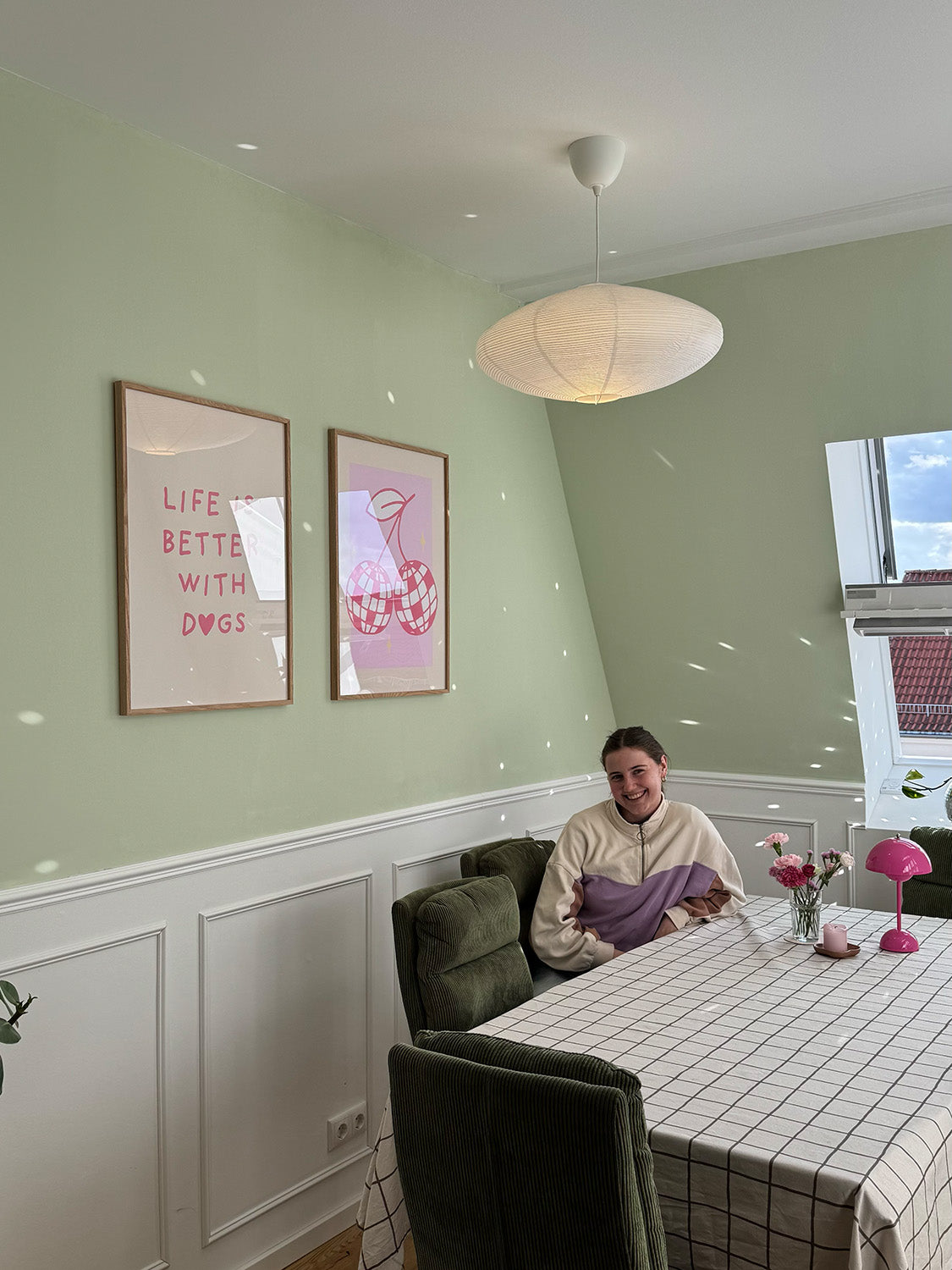 'Life is better with Dogs' Poster in Rosa