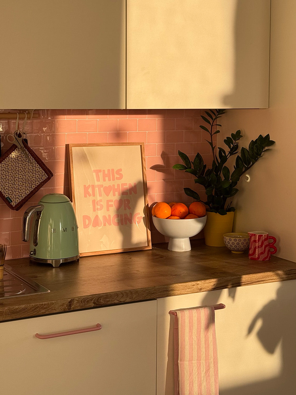 'This Kitchen is for dancing' Poster in Rosa