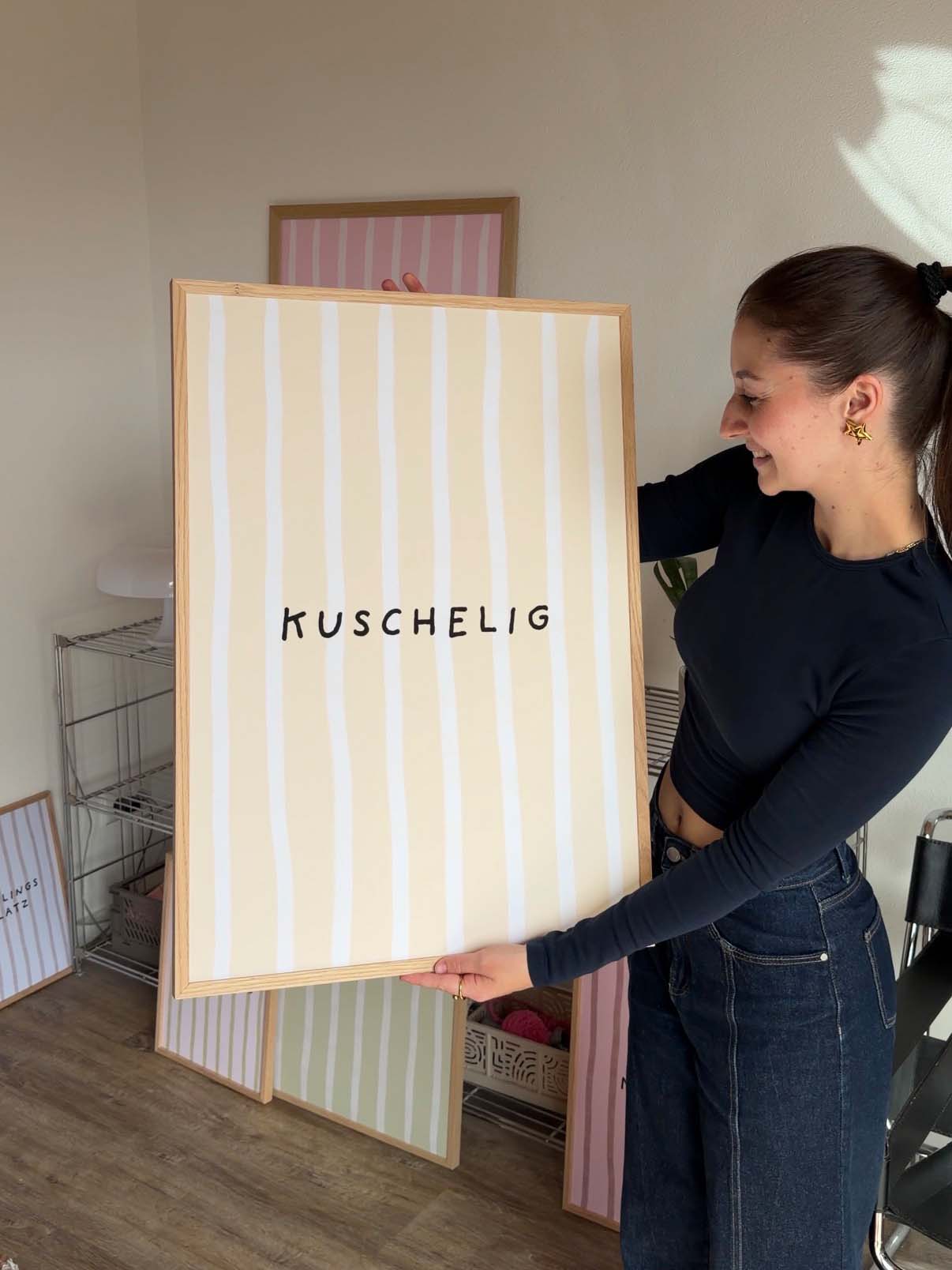 Kuschelig Streifenposter in Buttergelb