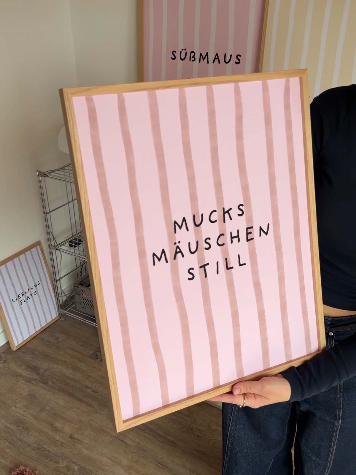 Mucksmäuschenstill Streifenposter in Rosa-Braun